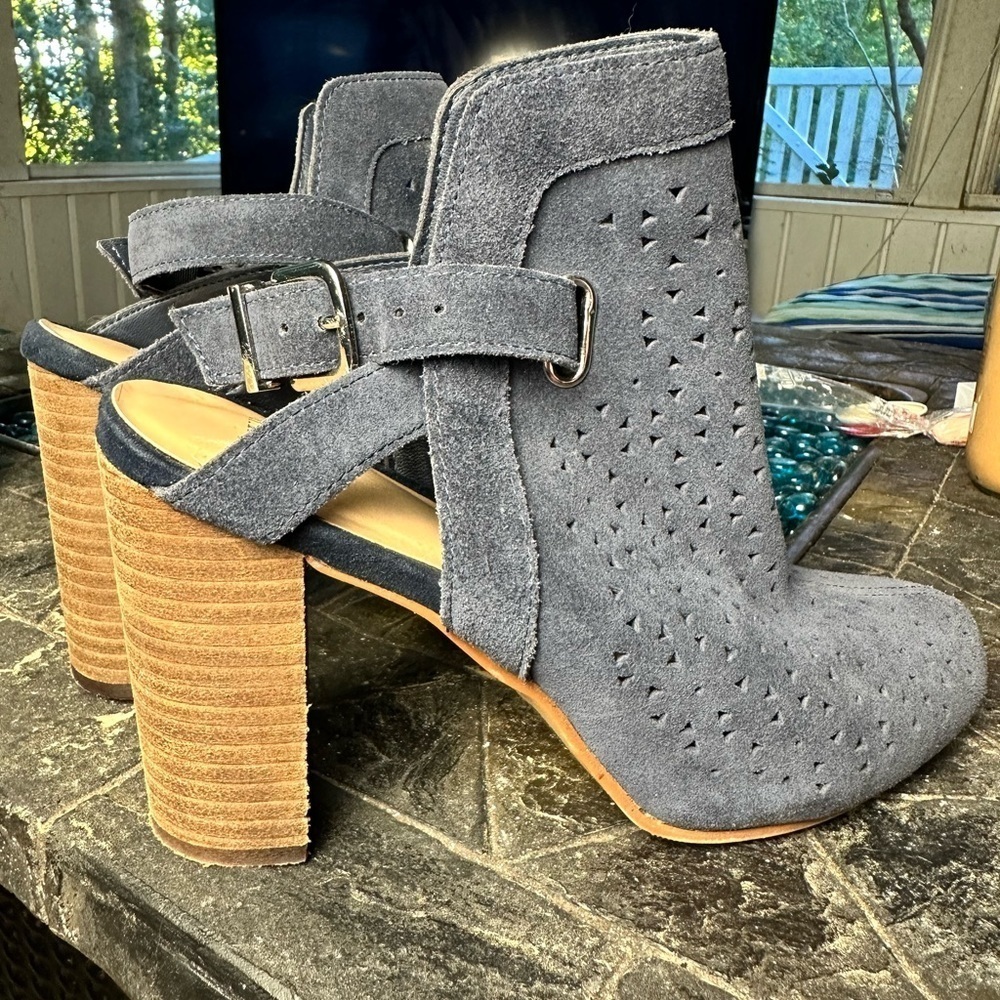 Crown & Ivy Navy Blue Suede Slingback Block Heel Size 9 Wooden Heel - Picture 5 of 7